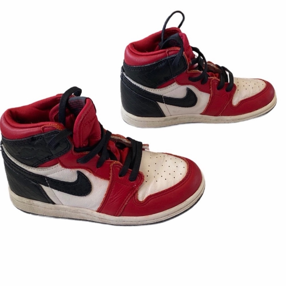 ✏️ NIKE| AIR JORDAN 1 Retro High Top Shoes
Kids | Boys 10c | EUC